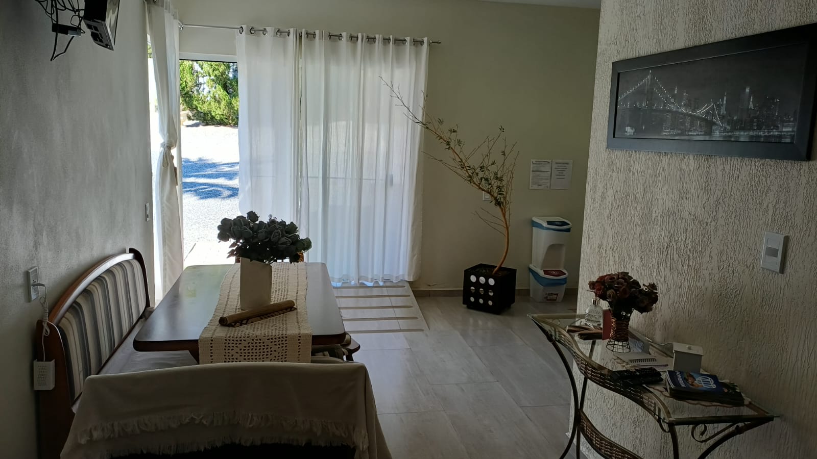 Sala de estar do Espaço Família com mesa e decoração